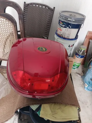 Vendo uma porta de madeira semi nova , uma janela de alumínio, um bagageiro pra moto , 