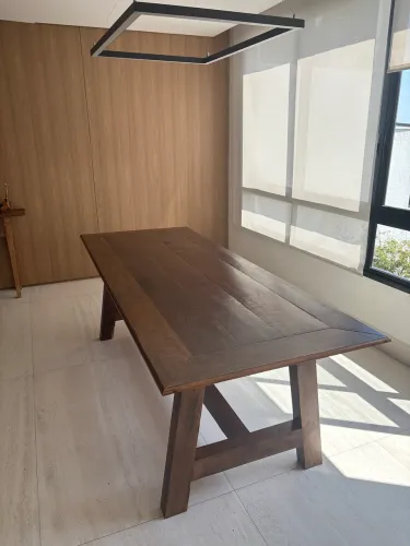 Mesa de madeira com bancos de madeira