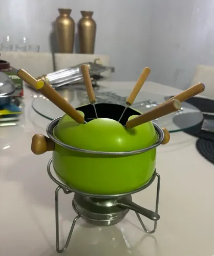 conjunto de fondue de metal na cor verde fondues de queijo ou chocolate.