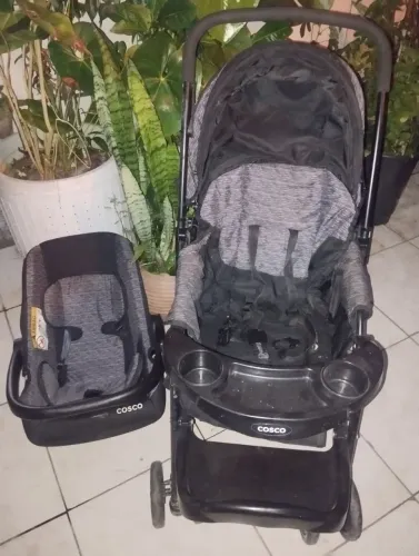 Carrinho de bebê com bebê conforto