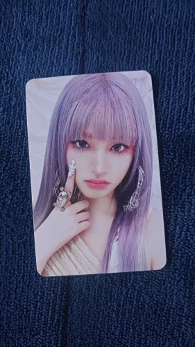 Photocard oficial da liz em "IVE switch" na versão on!