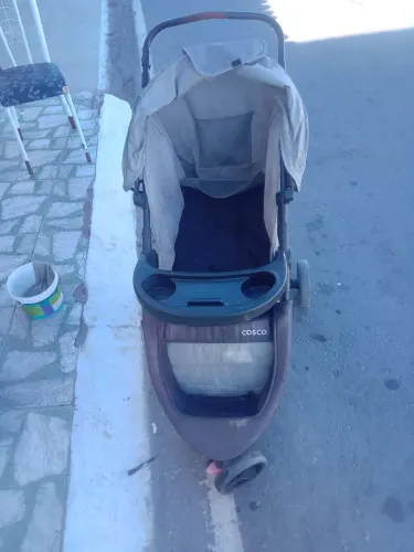 Vendo carrinho de bebê e andaja.