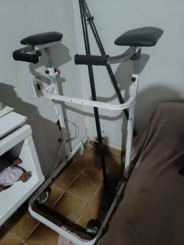 Andador para adultos com apoio para cotovelos, ideal para fisioterapia.