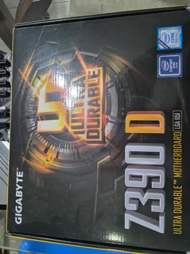 Placa mãe Gigabyte Z390 D com processador e memória 