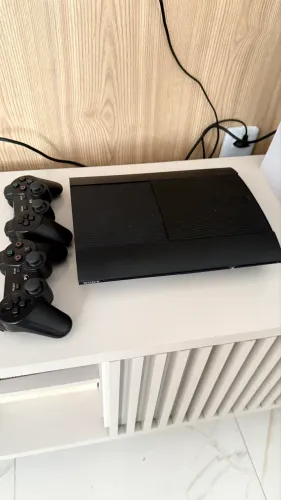 PS3 Super Slim Desbloqueado (HEN) + 2 Controles Novos