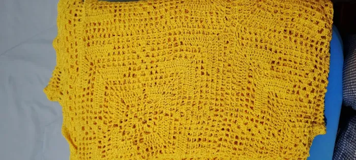 Colcha de solteiro ,de crochê ,feito por família, fio de seda, pouco uso
