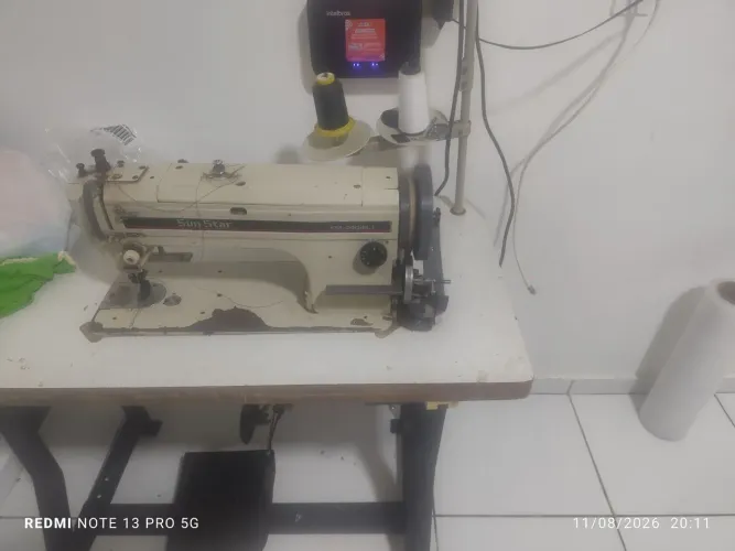 Máquina de costurar couro.