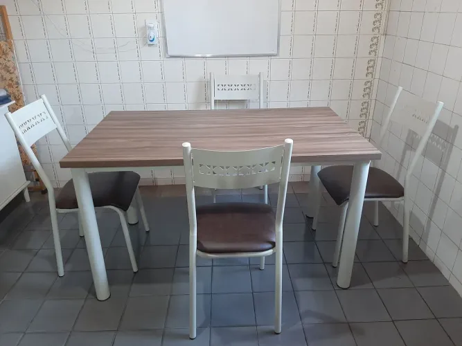 Mesa de jantar com 4 cadeiras