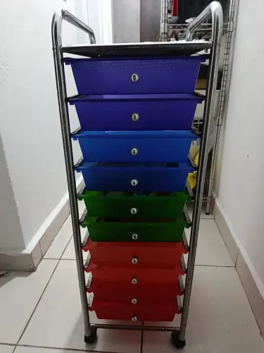 Estante de metal e plástico 