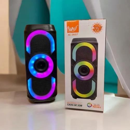 Caixa de som possui luzes coloridas