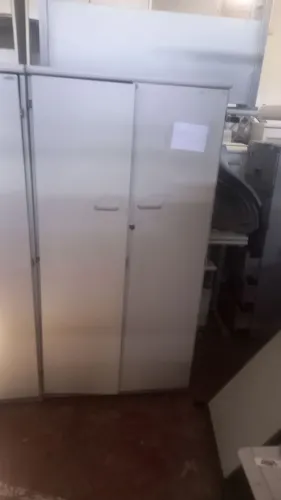 Armário alto com prateleiras 6