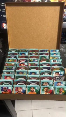 935 figurinhas sortidas para completar o album, vender e ter bolo pra troca