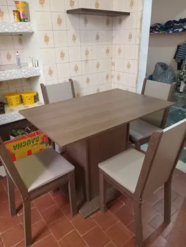 Mesa com 4 cadeiras