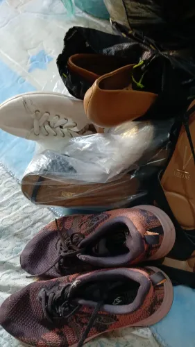 Vendo esta 3 sacolas de Roupas e 1 de sandálias 