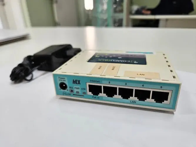 MikroTik RB750Gr3 hEX Gigabit + Fonte Original