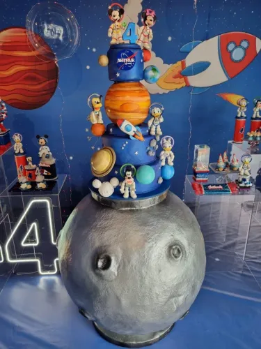Mesa para festa formato Lua