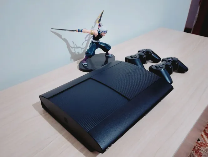 PS3 - 650gb, completo e com mais de 50 ótimos jogos instalados!