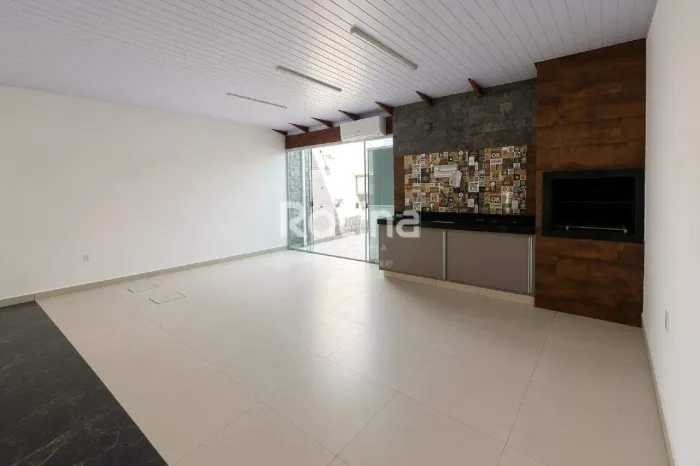 Casa em Condomínio Fechado com 3 Quartos e Lazer Completo em Uberlândia