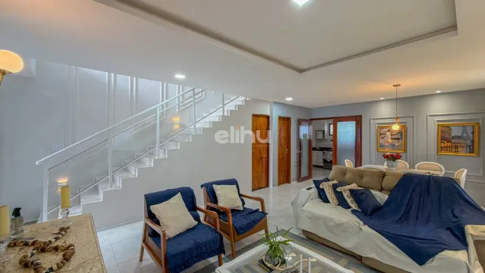 Casa duplex à venda com 3 suítes e sistema de energia solar