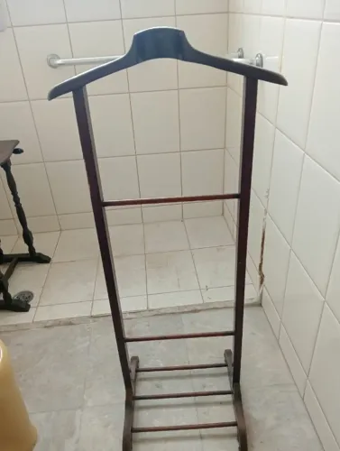 Cabideiro Mancebo Porta-paletó Vintage Em Madeira Com Sapateira (Usado)