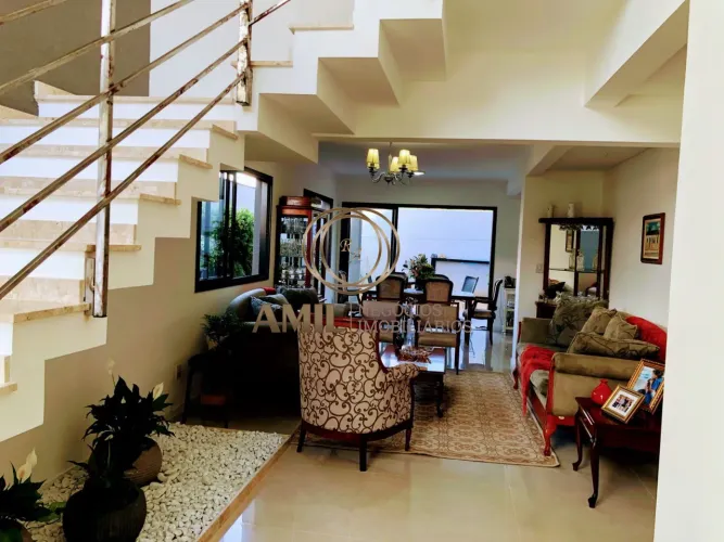 Casa / Condominio Golden Park/ Bairro / 03dormitórios / 250m² / Jacareí