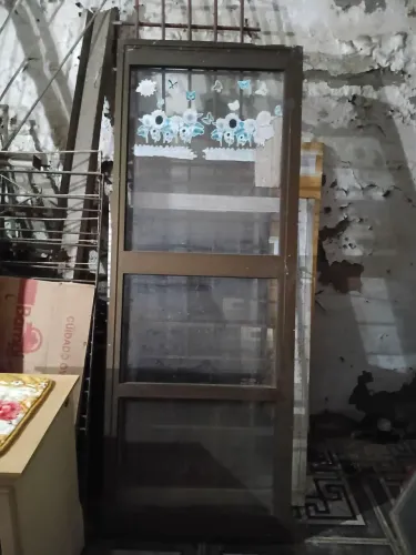 Porta de correr moldura de ferro com interna de vidro 2,23 por 84cm