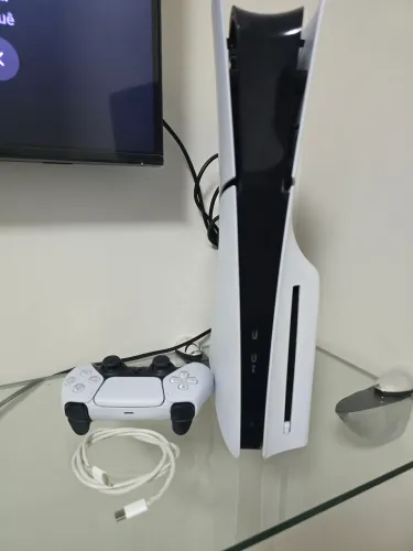 PlayStation 5 Slim com 1T e leitor de disco.