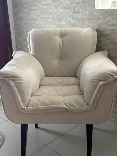 POLTRONA EM SUEDE BEGE