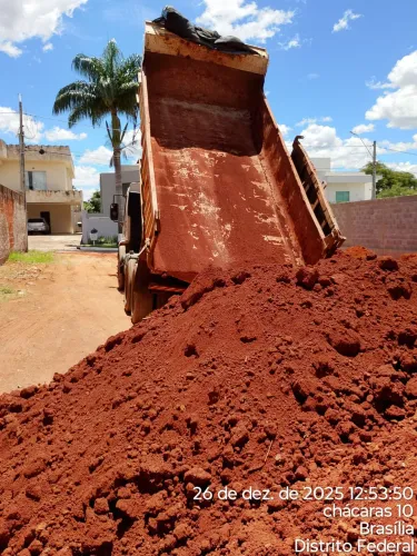 Aterro - terra para grama. 