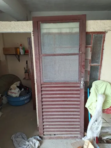 Porta de ferro com vidro antigo