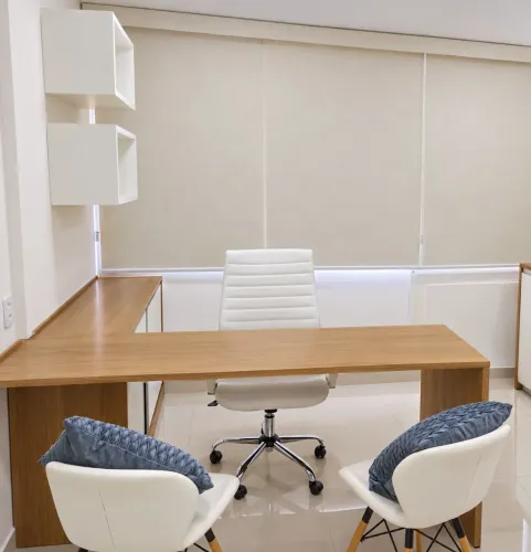 Mesa em L com armário