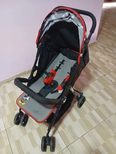 vendo kit carrinho de bebê, mais bebê-conforto semi novo, valor 750,00 avista ou no pix.