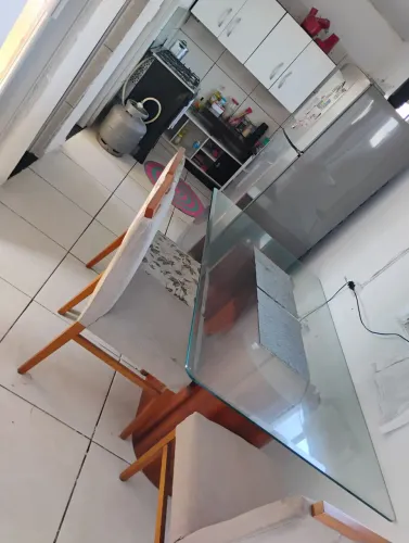 Vendo mesa de vidro com 4 cadeiras boas e uma precisa apenas arrumar a perna!