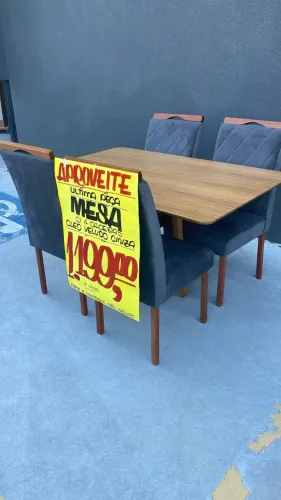 MESA DE JANTAR COM 4 CADEIRAS NO VELUDO CINZA (ÚLTIMA PEÇA)