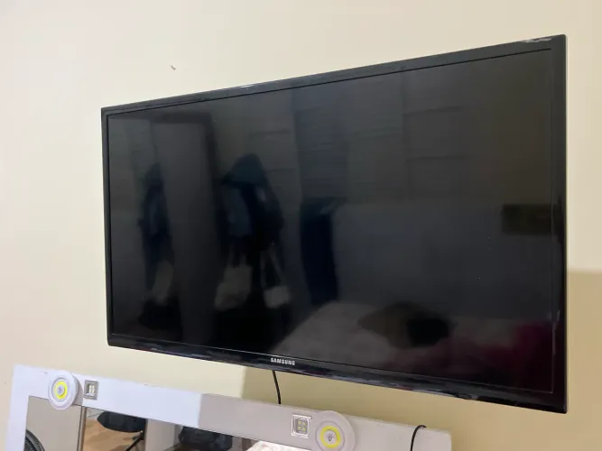 Tv Samsung 32 polegadas tudo pegando normal +suporte de parede 