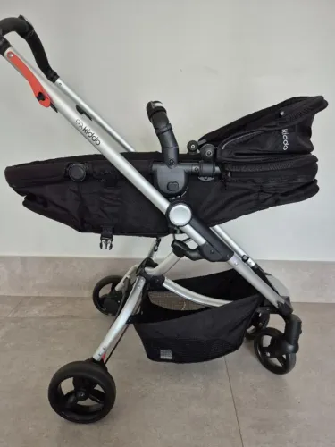 Carrinho de bebê Kiddo Eclipse + Bebê Conforto Kiddo com travel system.