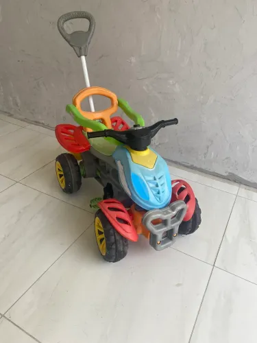 Moto Maral com apoio para pés e com pedal .