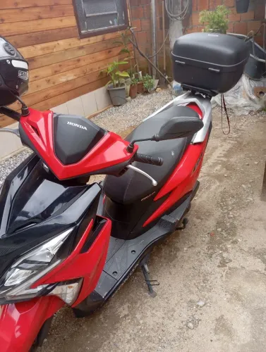 Moto pro dia dia,bem econômica,sem marca,muito fácil de guiar.