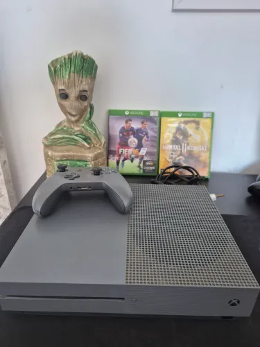 Xbox One S 500GB - 1 controle original - 2 jogos