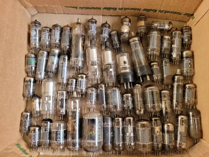 Lote com mais de 55 Válvulas antigas no estado.