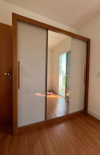 Guarda roupa de casal 3 portas com espelho