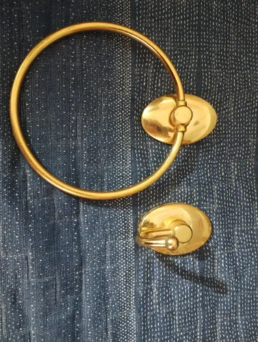 Porta toalhas em metal dourado