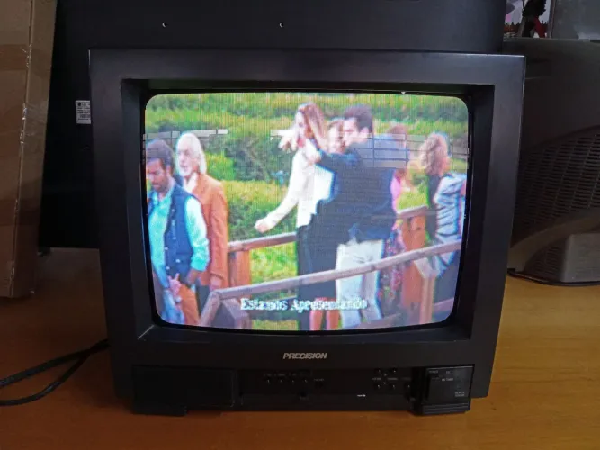 TV de Tubo Precision 14 Polegadas funcionando 