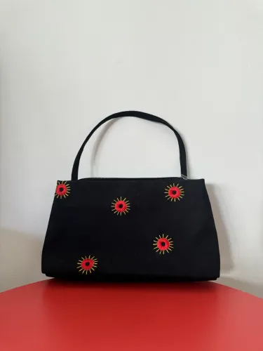 Bolsa preta bordada 