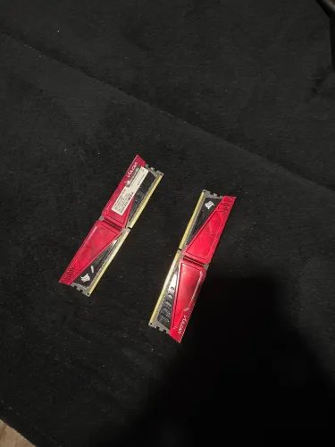 Vendo 2 memória ram cada uma com 8 ddr4 3000