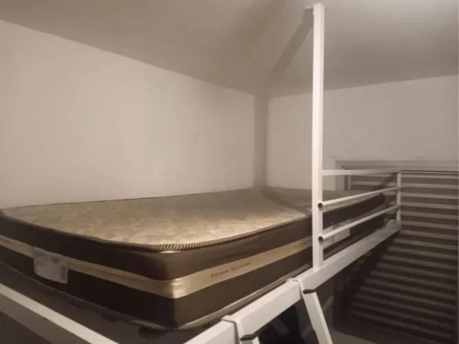 Cama de solteiro suspensa