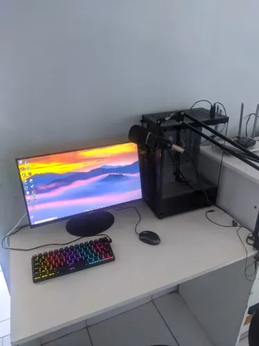 Computador de mesa( Pc gamer) com mesa teclado e monitor 