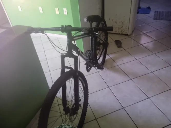 Vende-se bicicleta aro 29 semi nova toda completa 