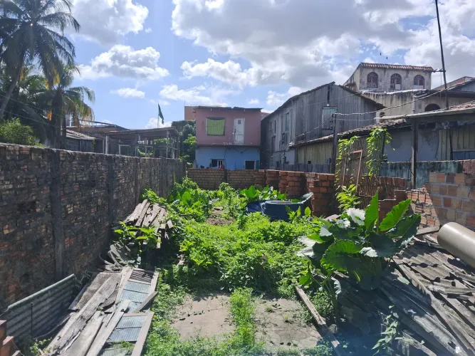 Terreno murado na cidade velha