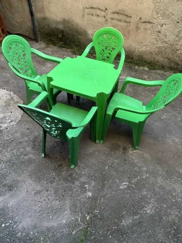 Jogo de mesa de plástico com 4 cadeiras